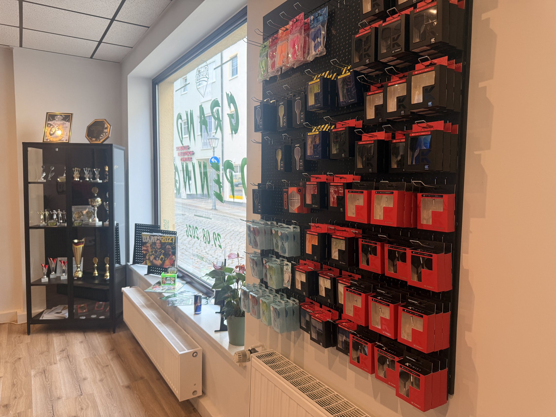 Fensterfront und Auslage im Decider Dartshop
