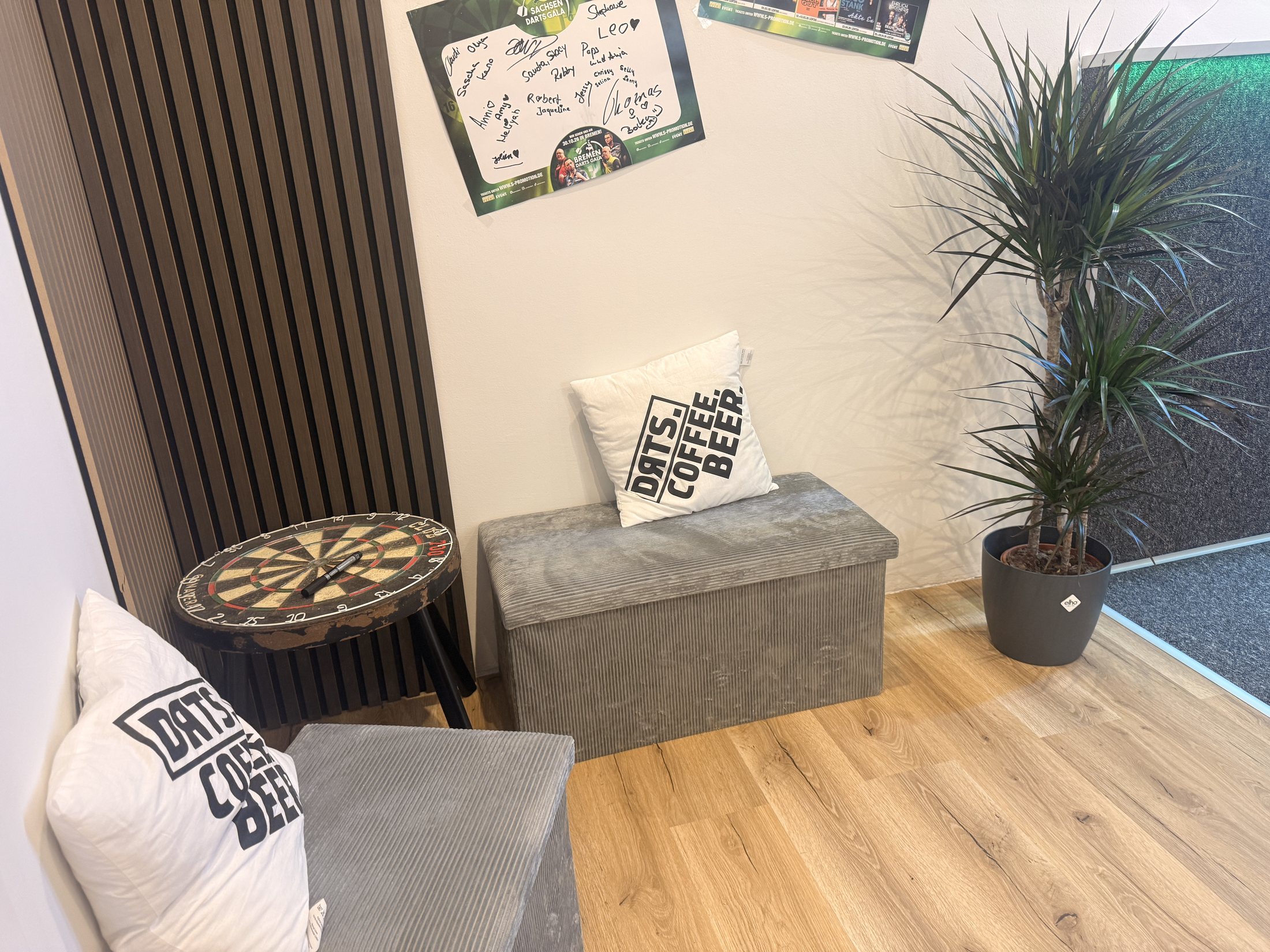 Lounge-Ecke im Decider Dartshop
