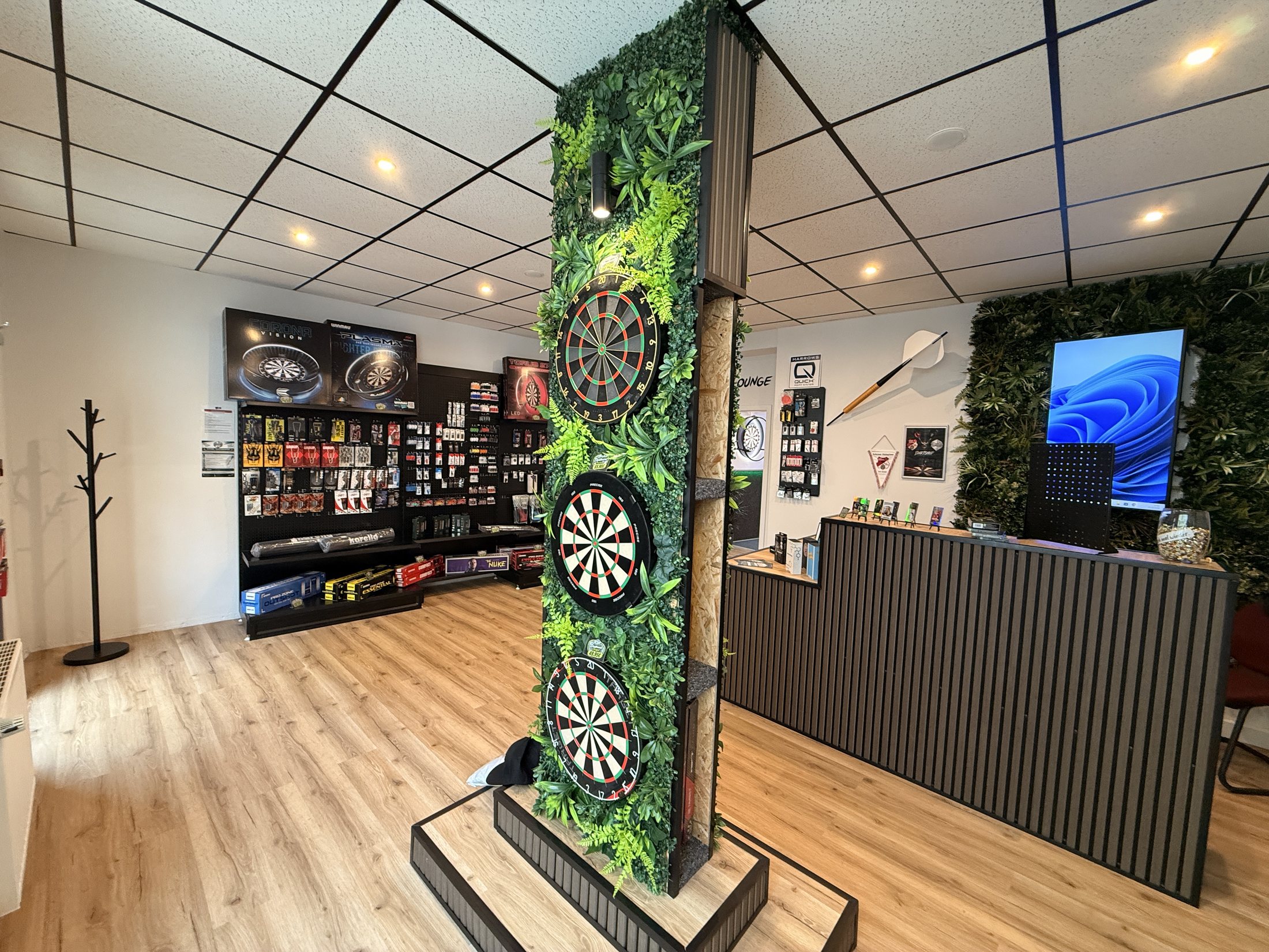 Pflanzenwand im Decider Dartshop