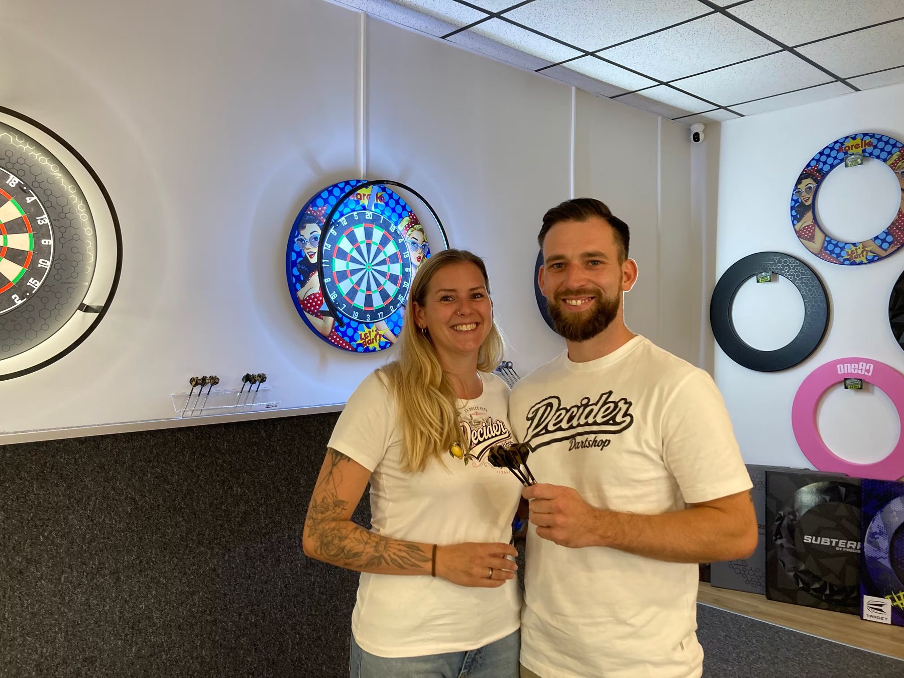 Fia und Jonny im Decider Dartshop